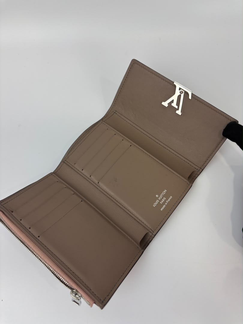 Capucines Compact Wallet in Magnolia Taurillon