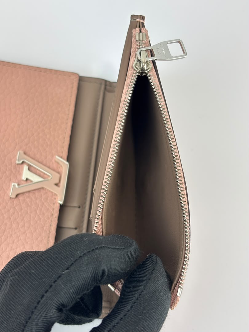 Capucines Compact Wallet in Magnolia Taurillon