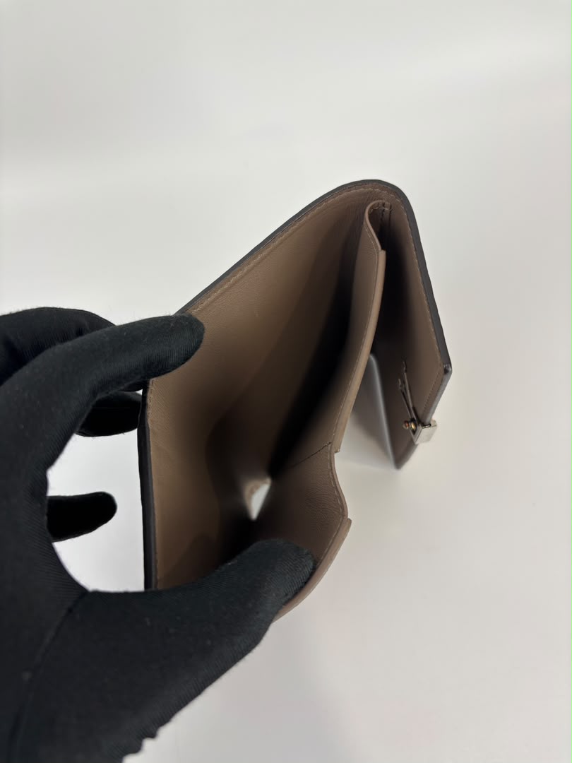 Capucines Compact Wallet in Magnolia Taurillon