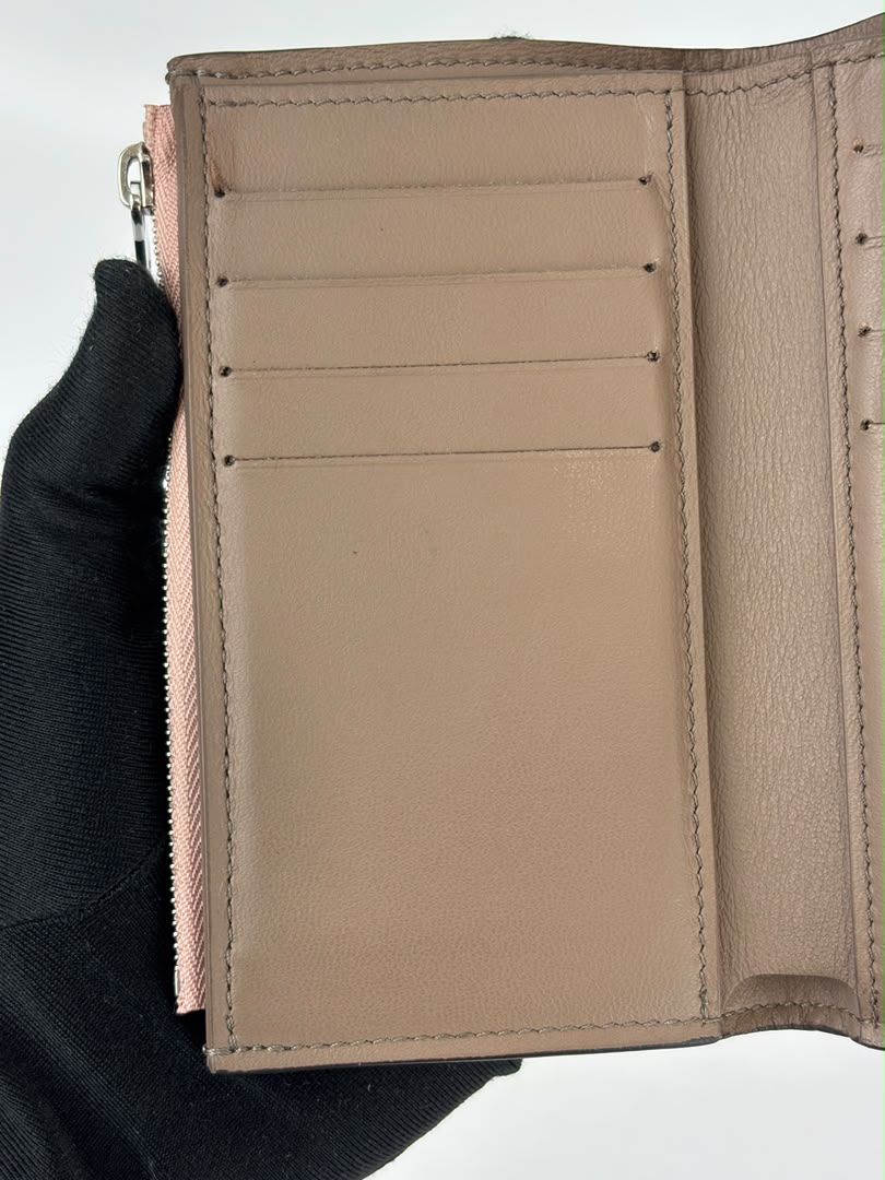 Capucines Compact Wallet in Magnolia Taurillon