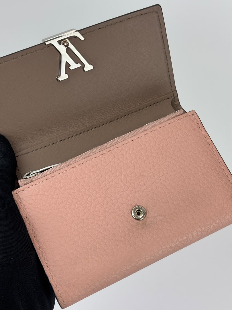 Capucines Compact Wallet in Magnolia Taurillon