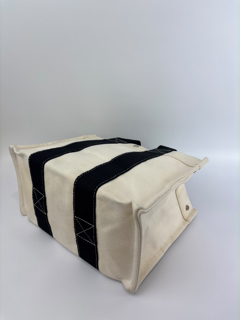 2000s Bora Bora PM Tote in White/Black