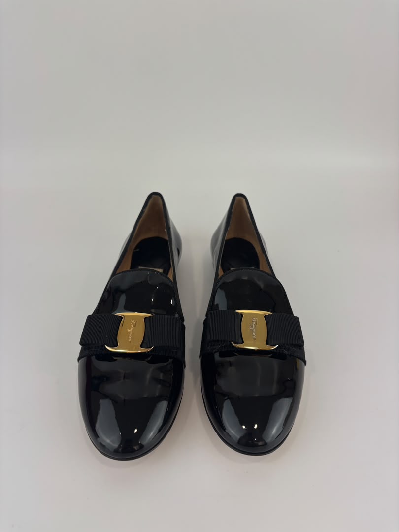 Vara Mocassins in Black Patent Size 6 / 35.5