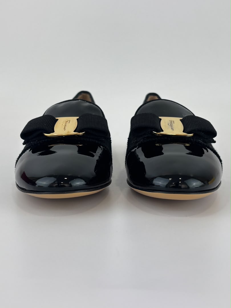 Vara Mocassins in Black Patent Size 6 / 35.5