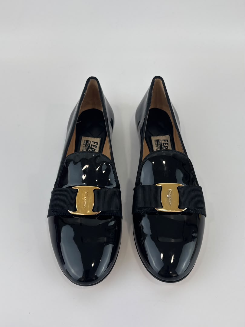 Vara Mocassins in Black Patent Size 6 / 35.5