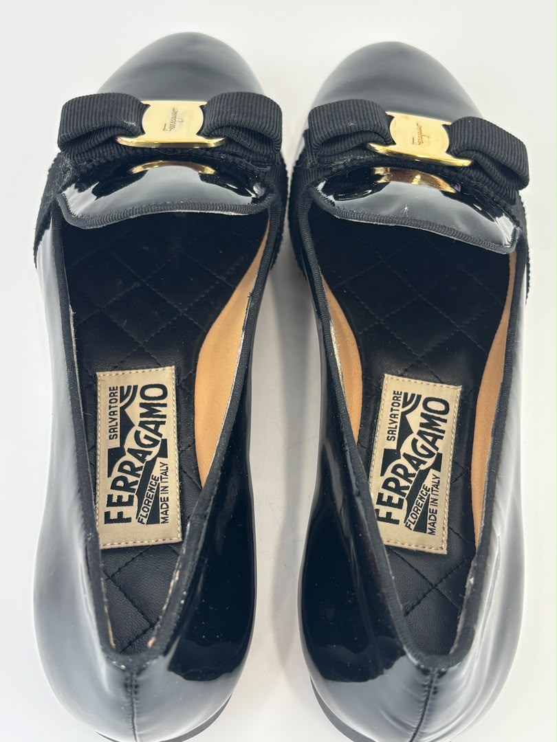 Vara Mocassins in Black Patent Size 6 / 35.5