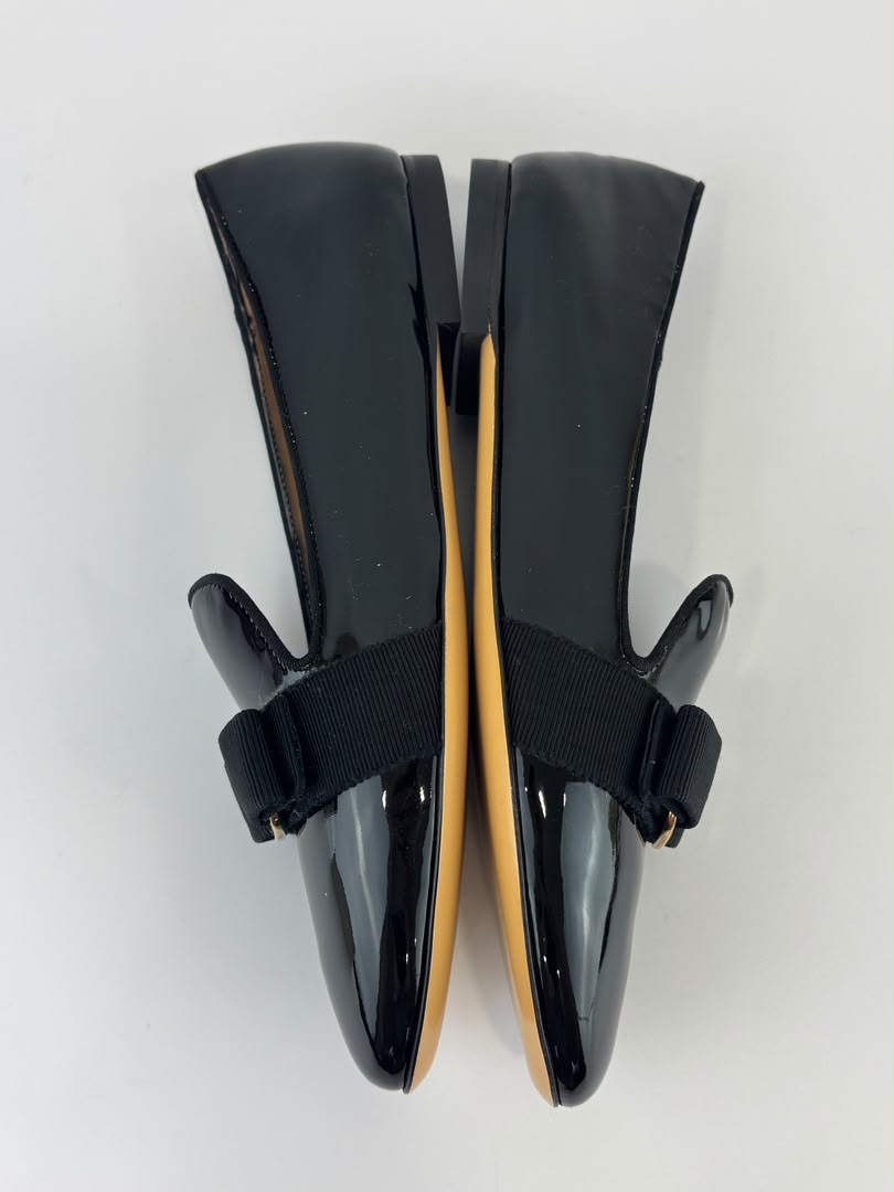Vara Mocassins in Black Patent Size 6 / 35.5