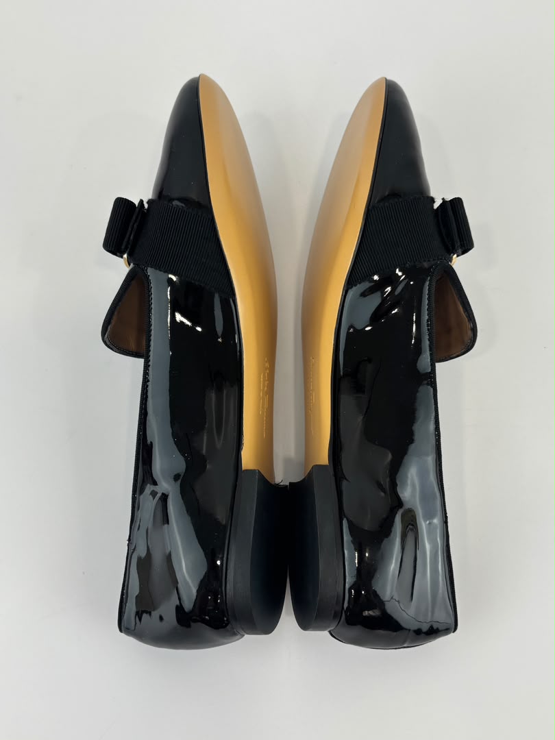 Vara Mocassins in Black Patent Size 6 / 35.5