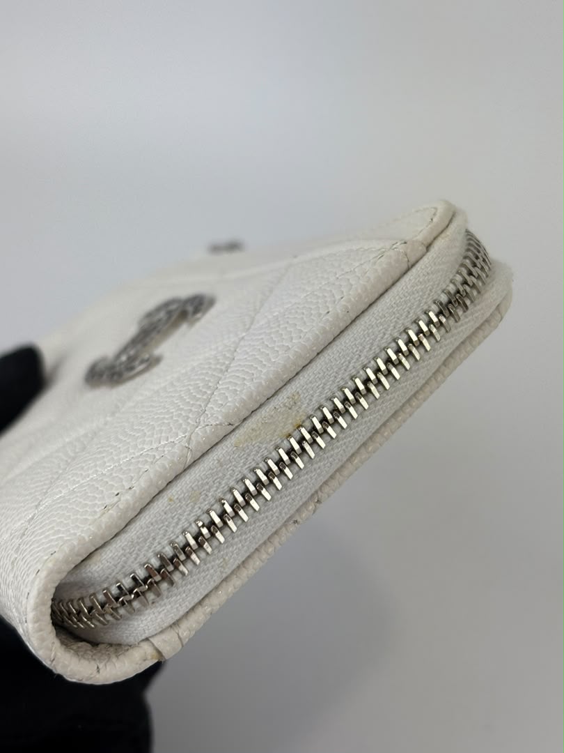 Quilted Caviar Zip Card Holder White