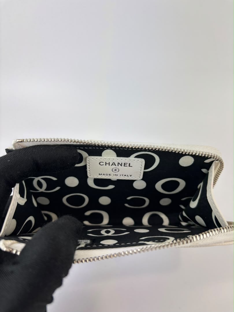 Quilted Caviar Zip Card Holder White