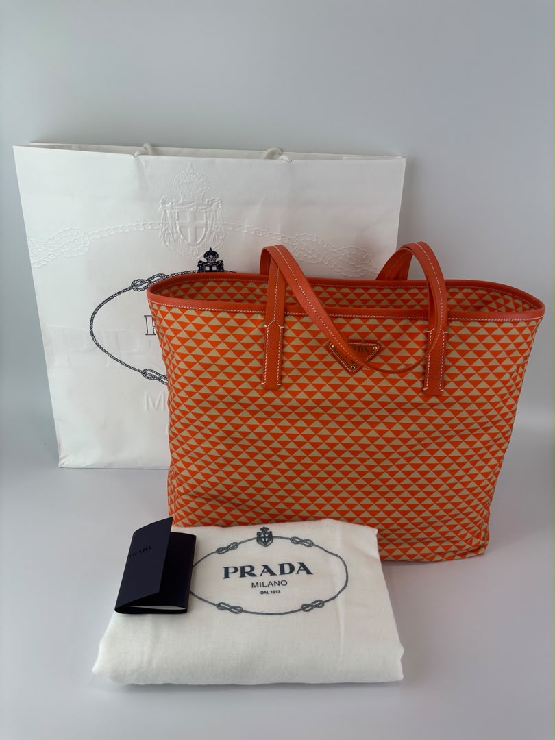1BG552 Re-Nylon Saffiano Triangolo Symbole Shopping Tote Orange
