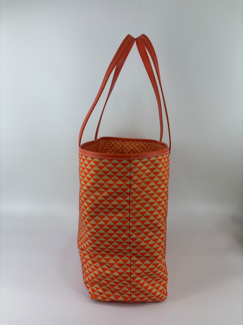 1BG552 Re-Nylon Saffiano Triangolo Symbole Shopping Tote Orange