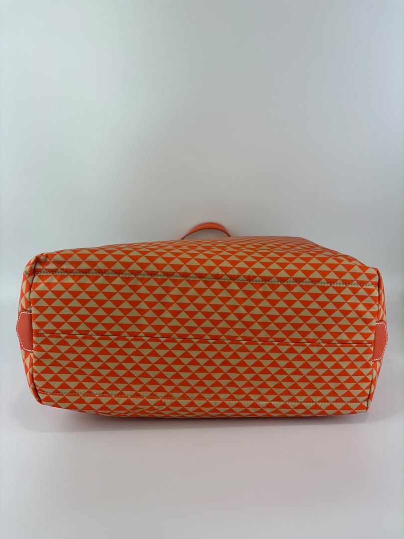 1BG552 Re-Nylon Saffiano Triangolo Symbole Shopping Tote Orange