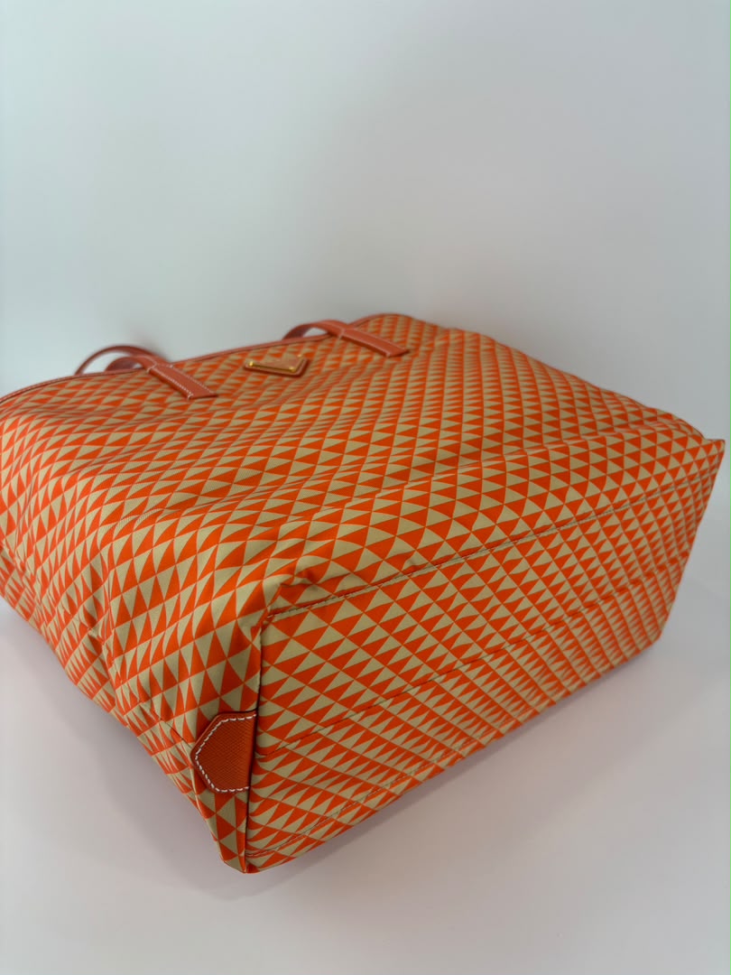 1BG552 Re-Nylon Saffiano Triangolo Symbole Shopping Tote Orange
