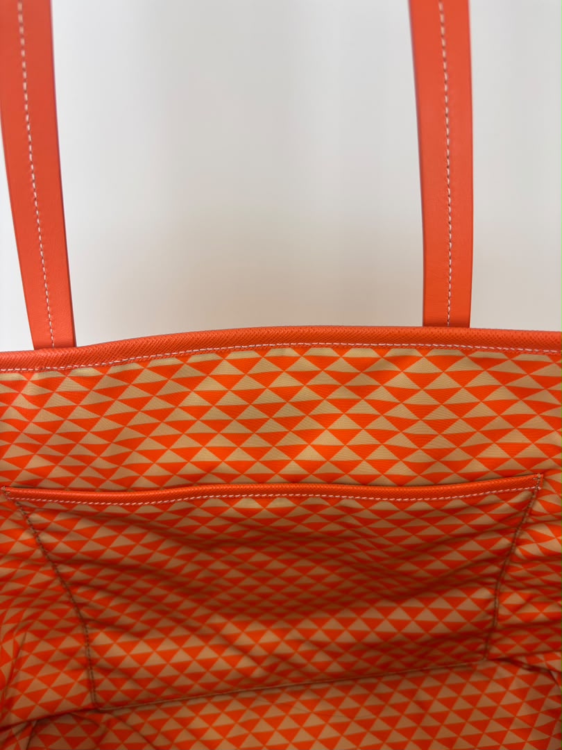 1BG552 Re-Nylon Saffiano Triangolo Symbole Shopping Tote Orange