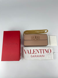 VLogo Signature Grainy Calfskin Wallet On Chain in Pink