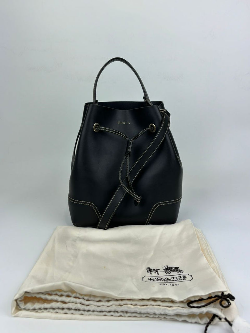 Stacy Drawstring Bucket Bag in Onyx