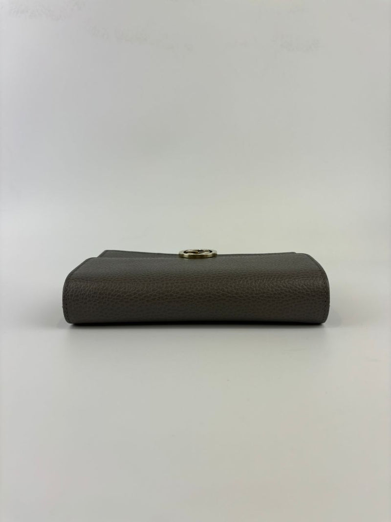 Interlocking GG Wallet on Chain Grey Pebbled Leather