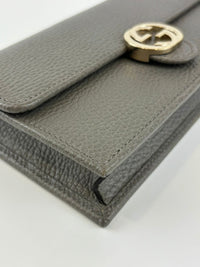 Interlocking GG Wallet on Chain Grey Pebbled Leather