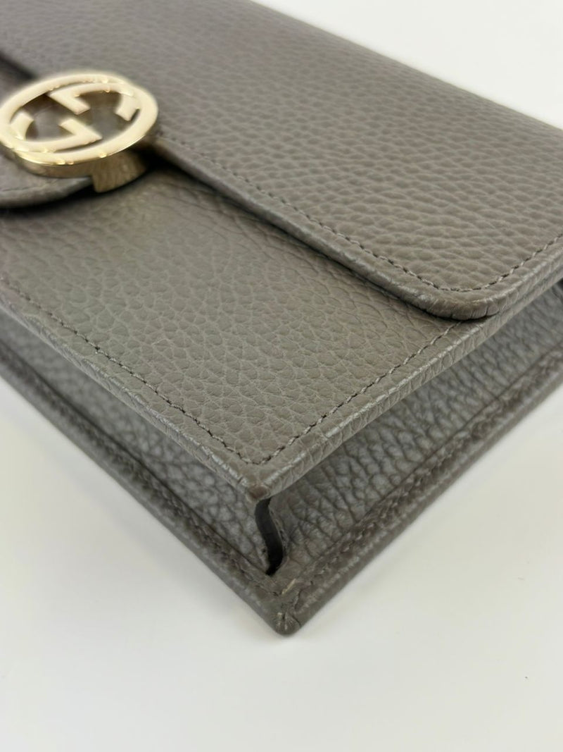 Interlocking GG Wallet on Chain Grey Pebbled Leather