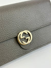 Interlocking GG Wallet on Chain Grey Pebbled Leather