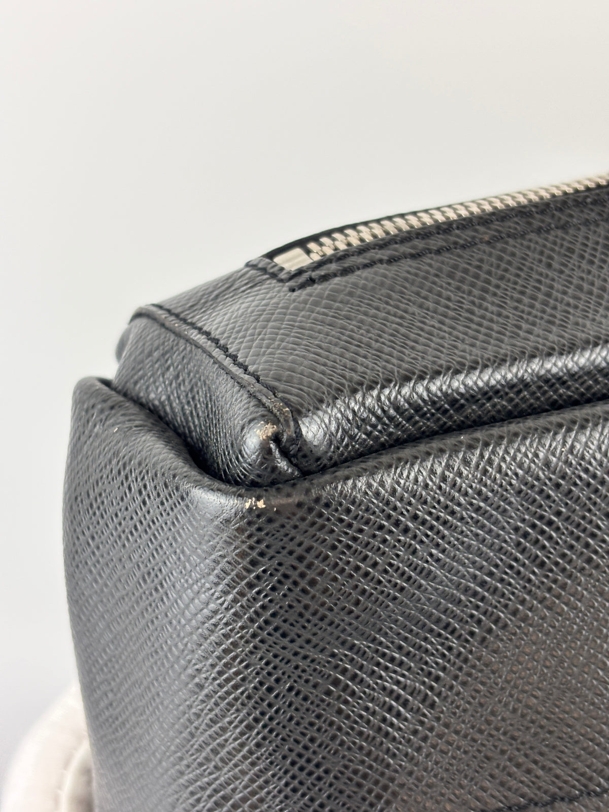 Black Taiga Leather / Green Beluga Messenger Bag - Glampot