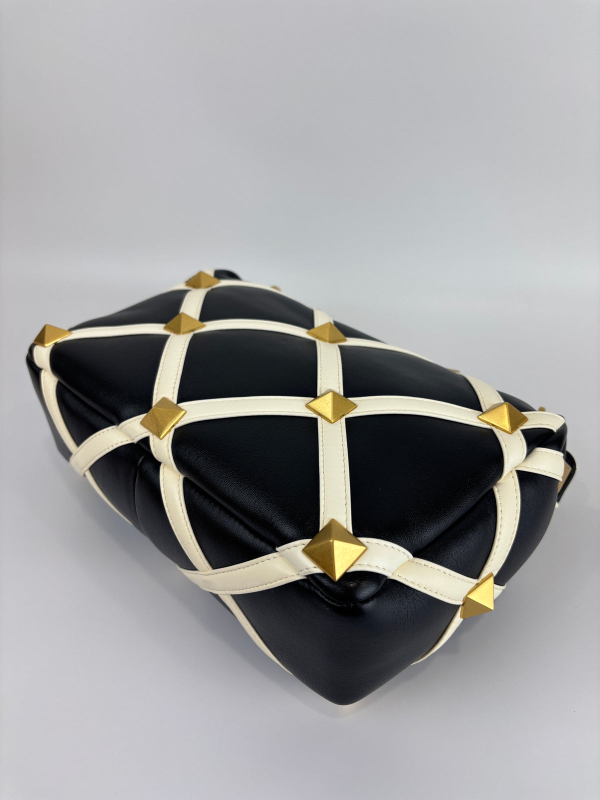 Roman Stud Chain Bag Black / White - Glampot