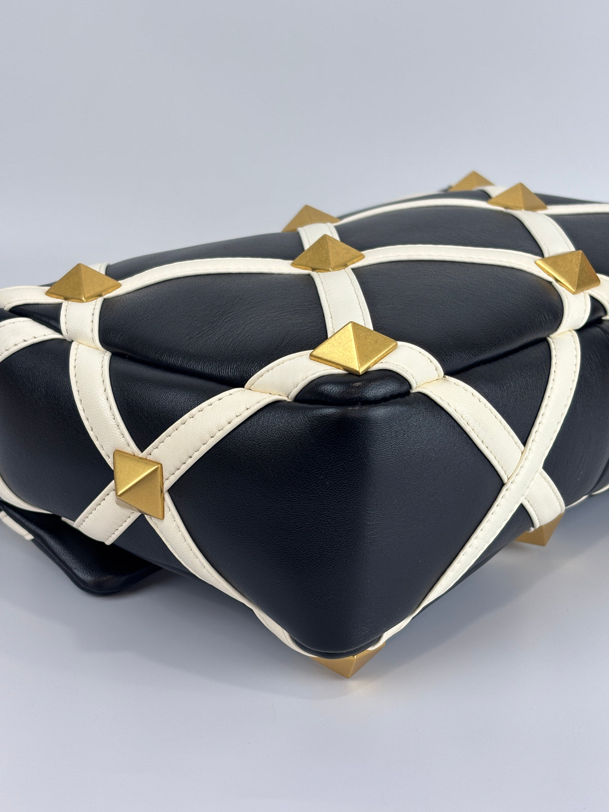 Roman Stud Chain Bag Black / White - Glampot