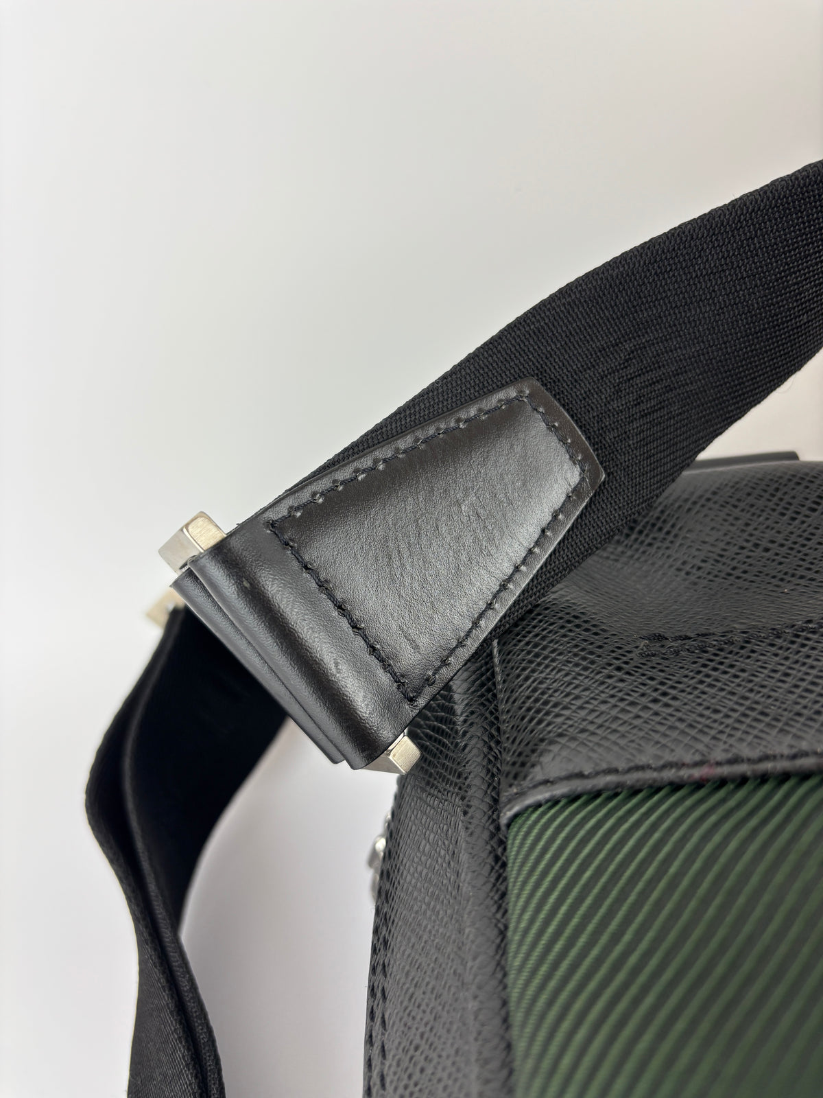 Black Taiga Leather / Green Beluga Messenger Bag - Glampot