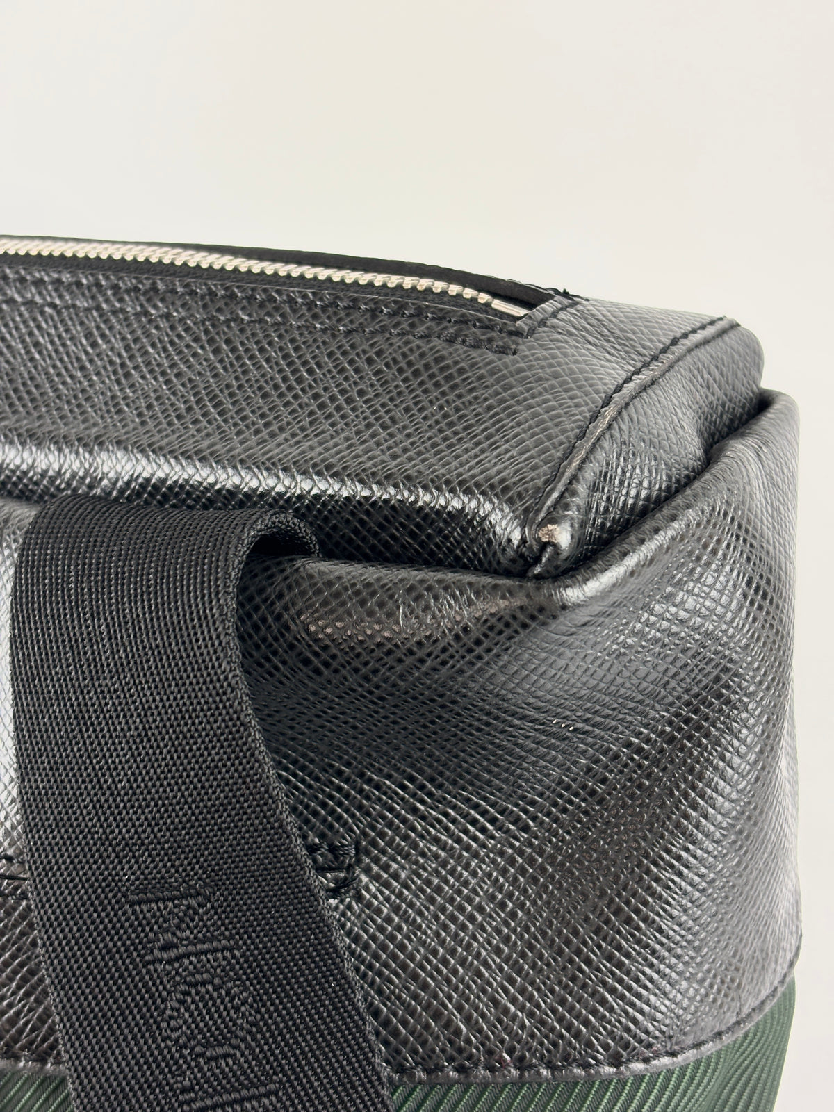 Black Taiga Leather / Green Beluga Messenger Bag - Glampot