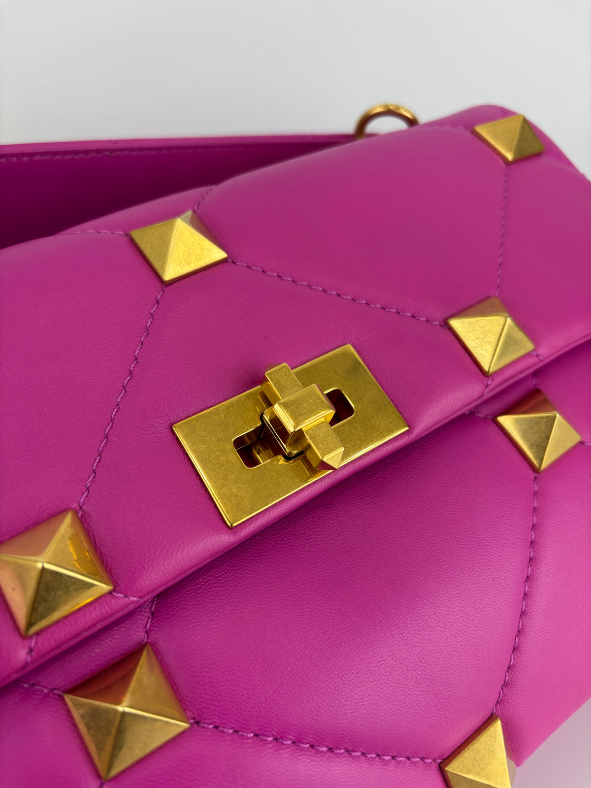 Roman Stud Medium Chain Bag Pink - Glampot