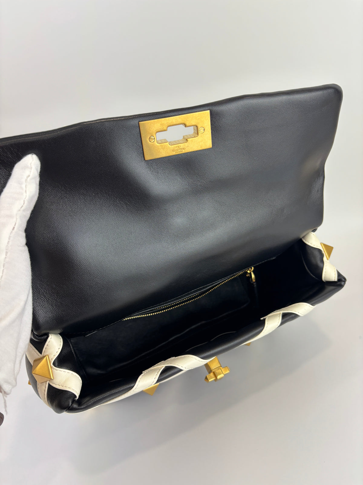 Roman Stud Chain Bag Black / White - Glampot