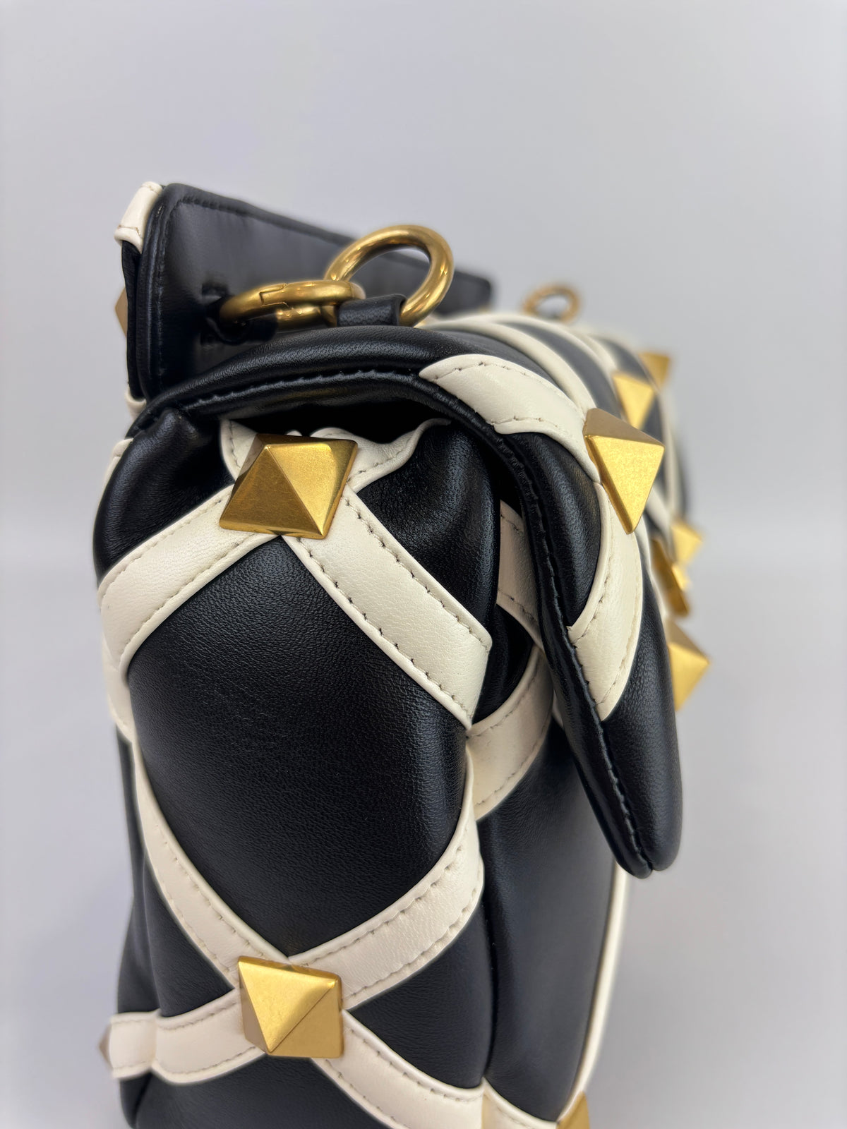 Roman Stud Chain Bag Black / White - Glampot