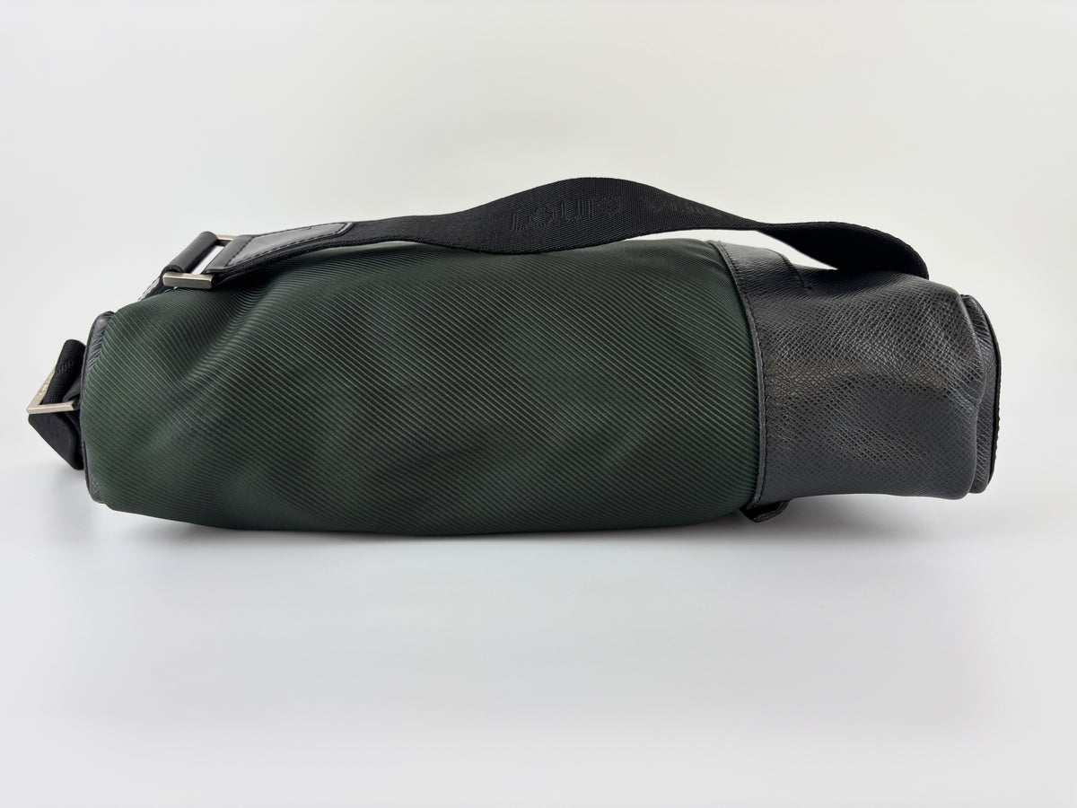 Black Taiga Leather / Green Beluga Messenger Bag - Glampot