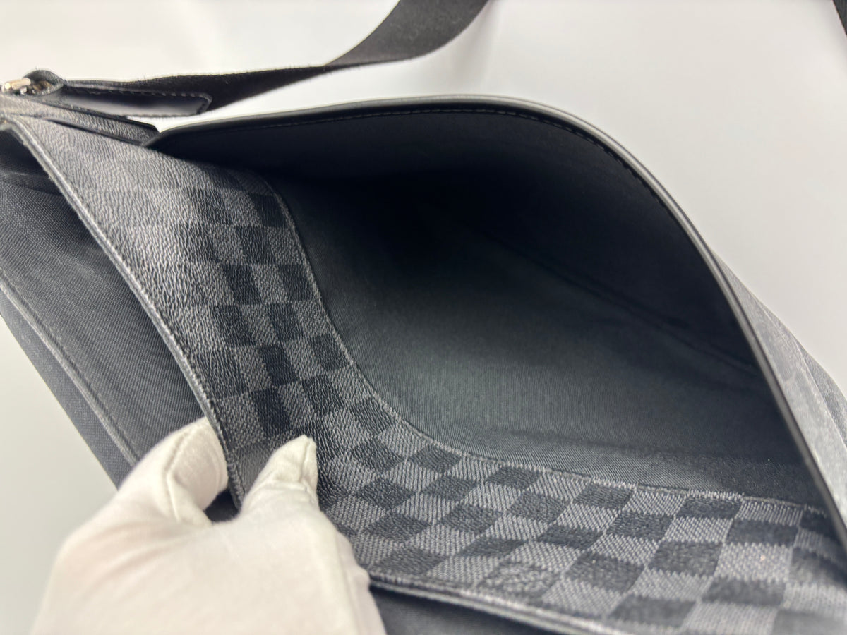 Damier Graphite Daniel Messenger Bag - Glampot