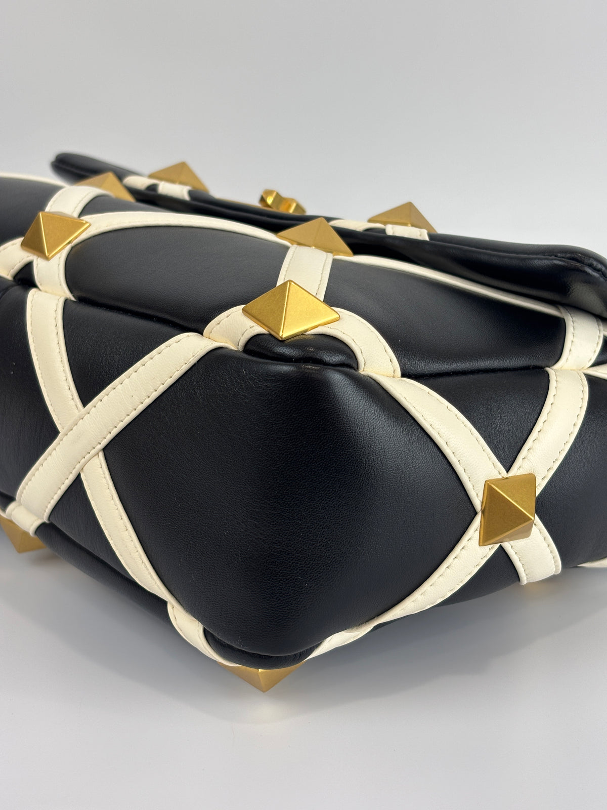 Roman Stud Chain Bag Black / White - Glampot