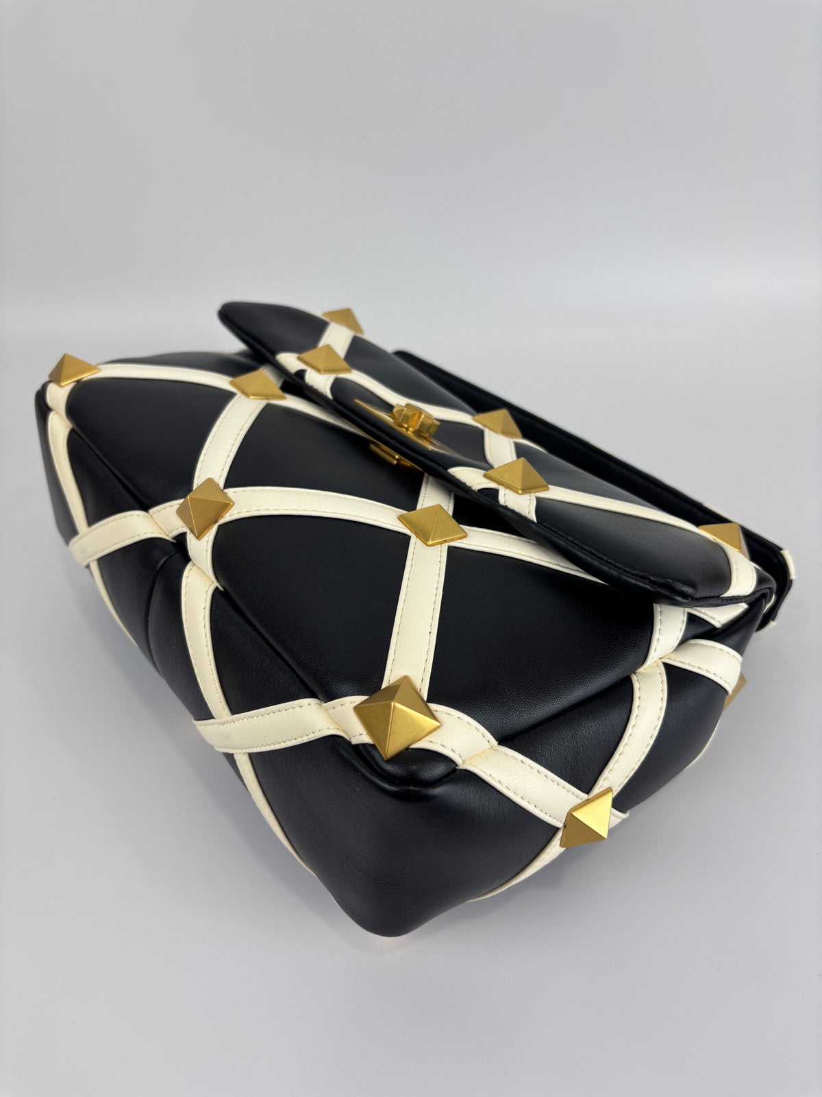 Roman Stud Chain Bag Black / White - Glampot