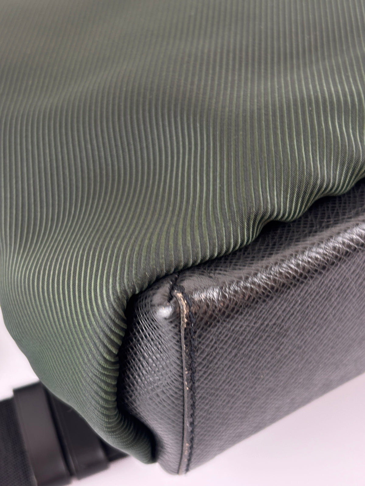 Black Taiga Leather / Green Beluga Messenger Bag - Glampot