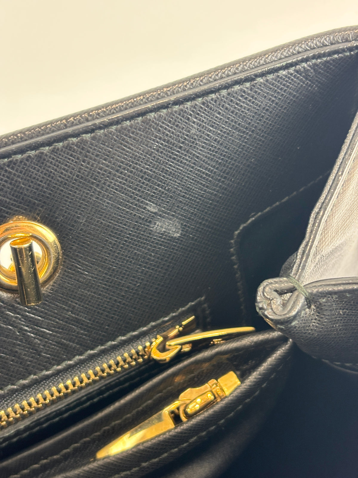 Salvatore Ferragamo Vara Ribbon Chain Shoulder Tote in Black - Glampot