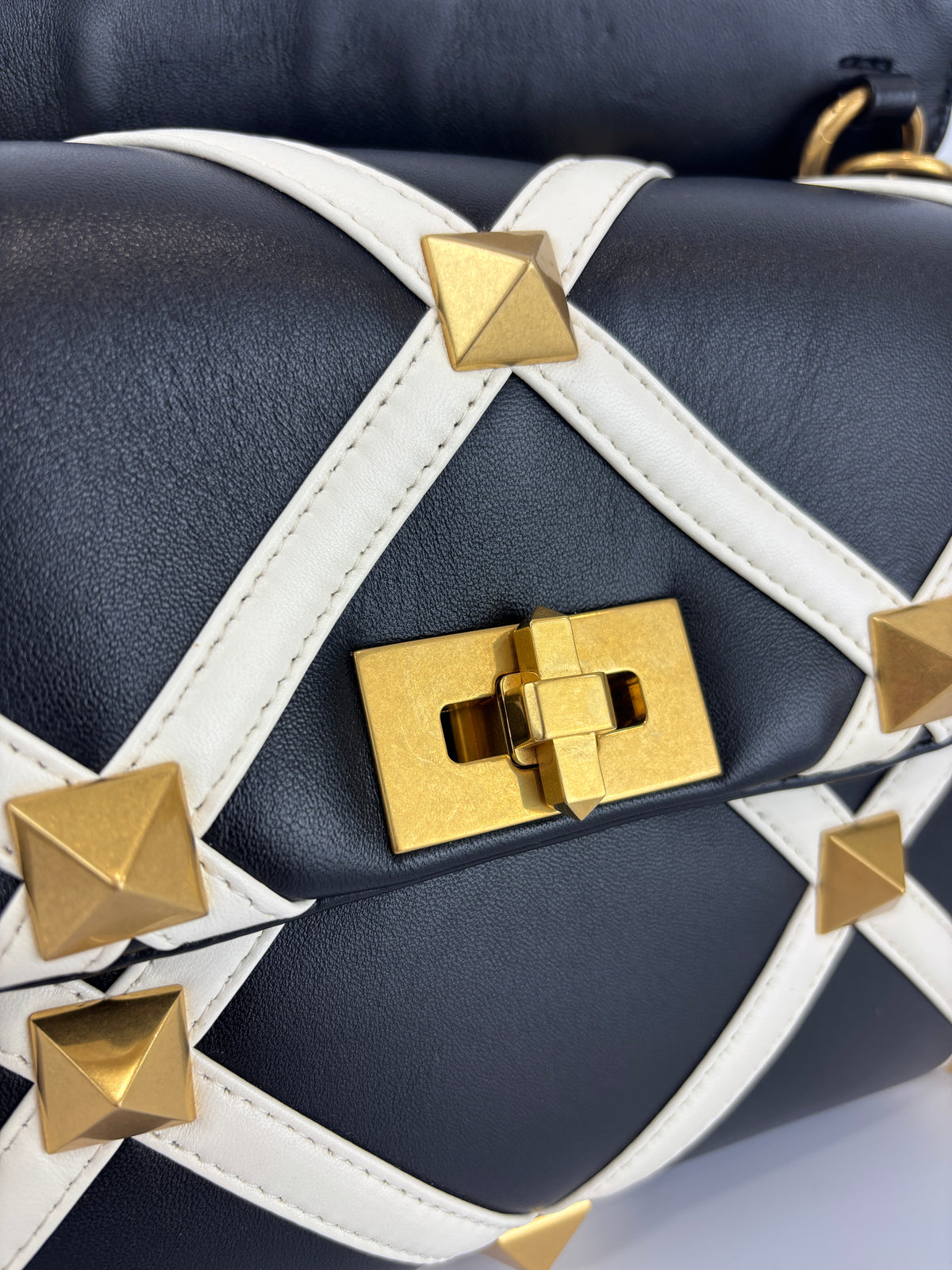Roman Stud Chain Bag Black / White - Glampot