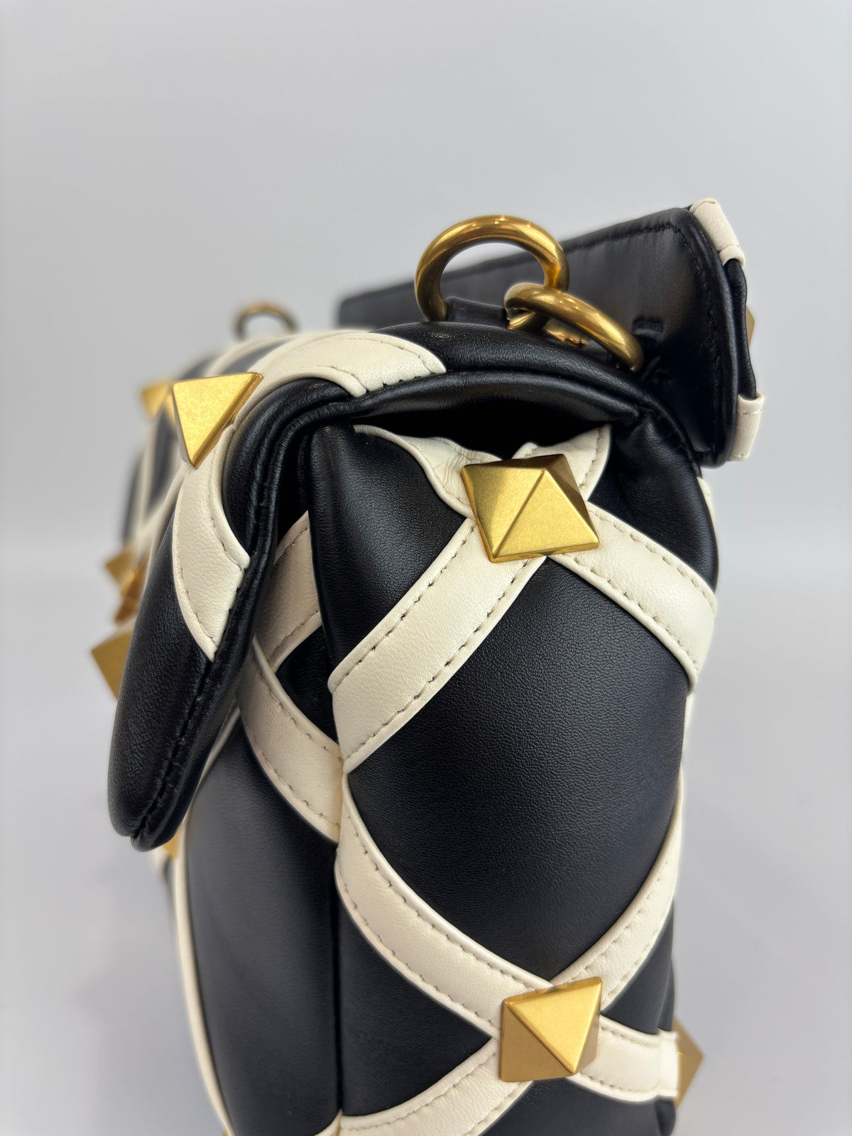 Roman Stud Chain Bag Black / White - Glampot