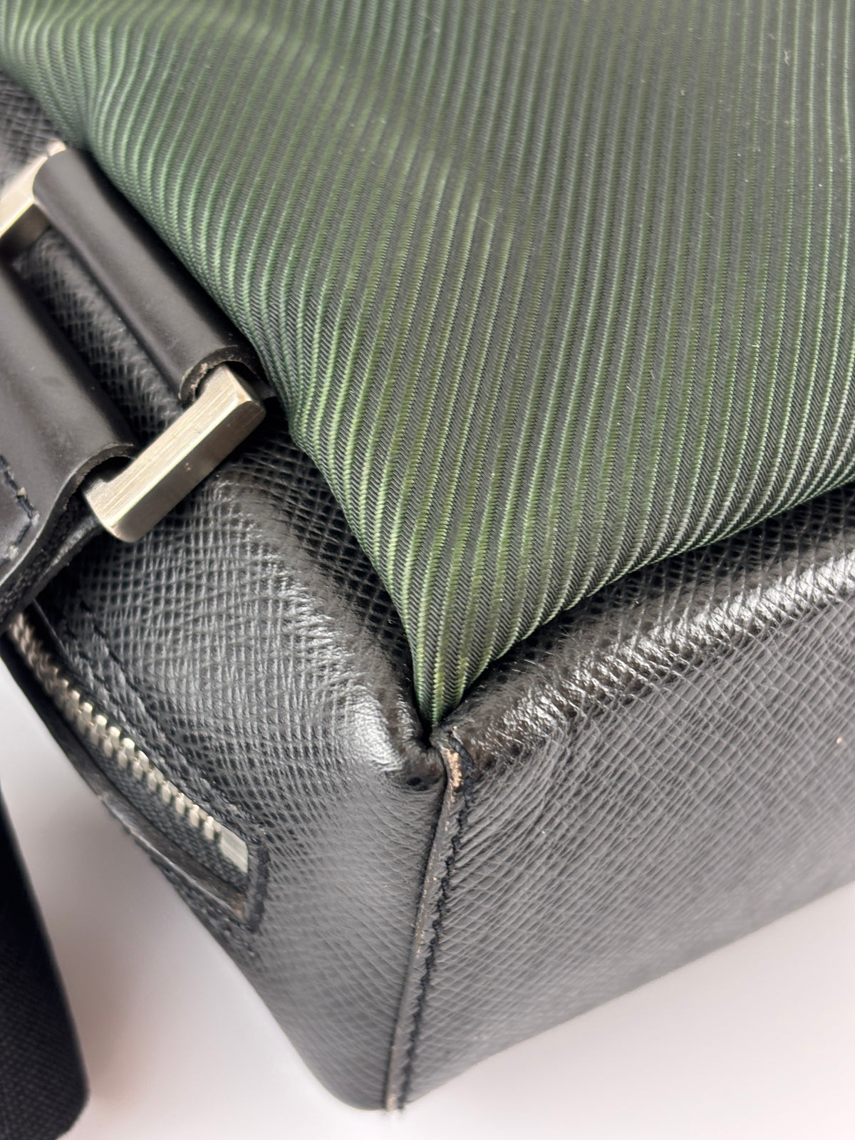 Black Taiga Leather / Green Beluga Messenger Bag - Glampot
