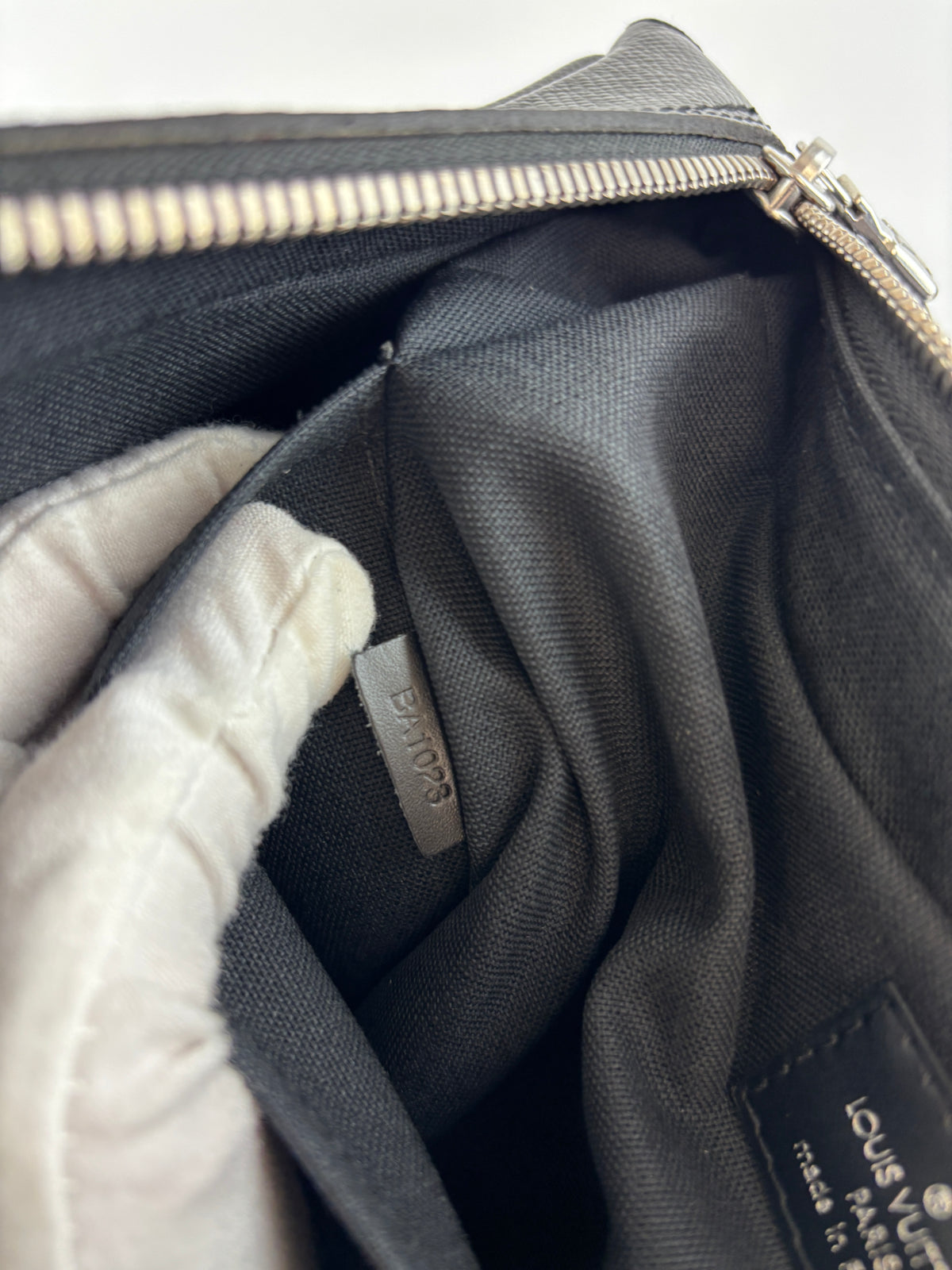 Black Taiga Leather / Green Beluga Messenger Bag - Glampot