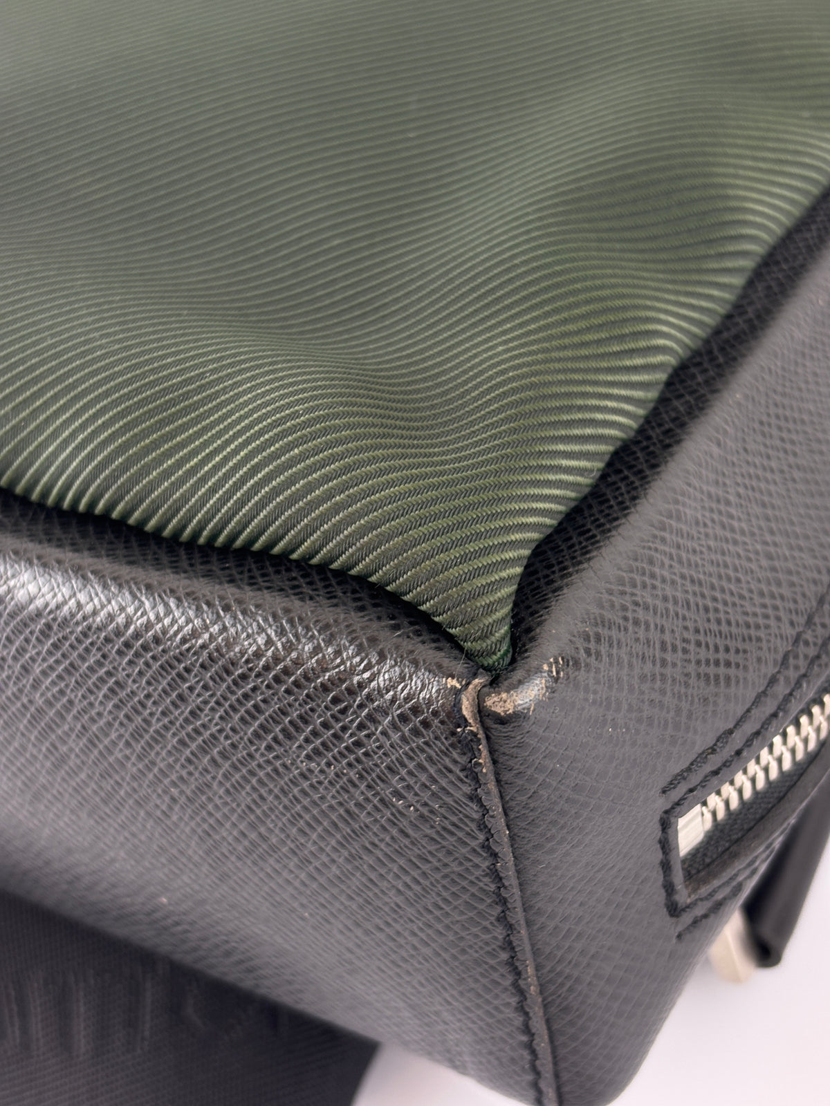 Black Taiga Leather / Green Beluga Messenger Bag - Glampot