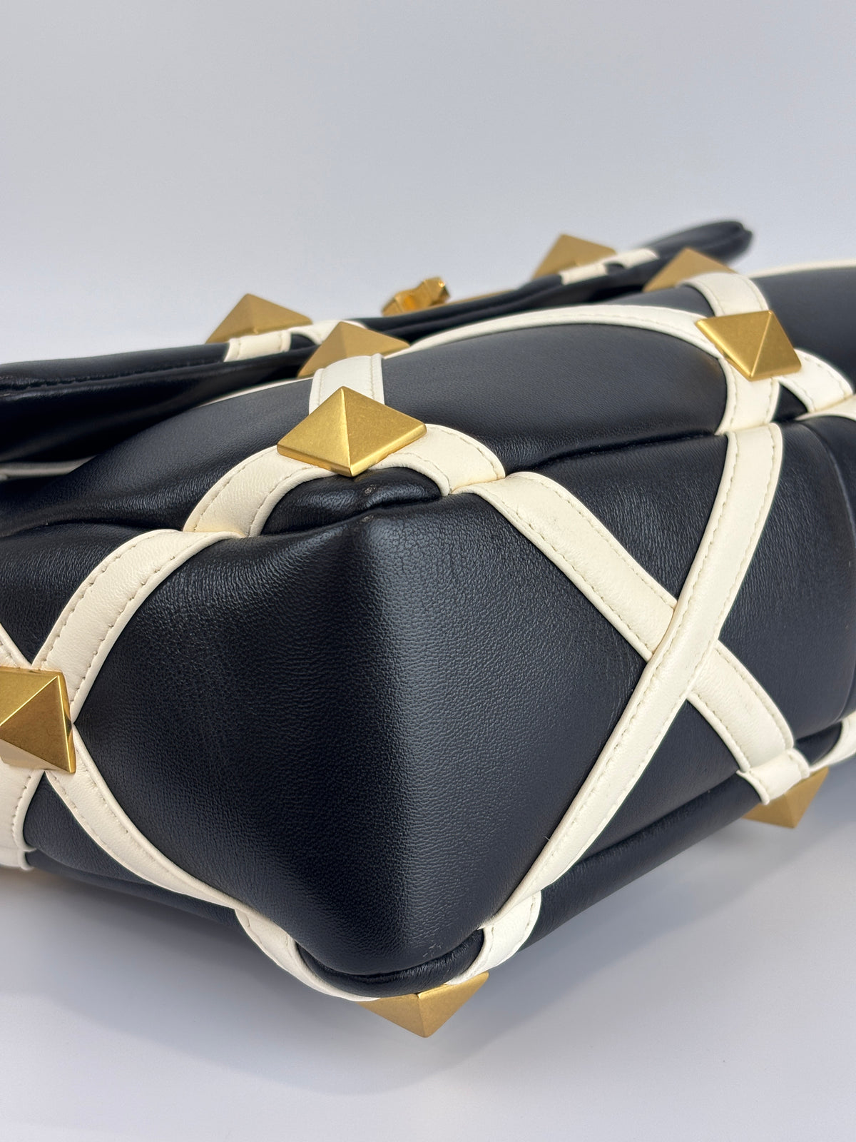 Roman Stud Chain Bag Black / White - Glampot