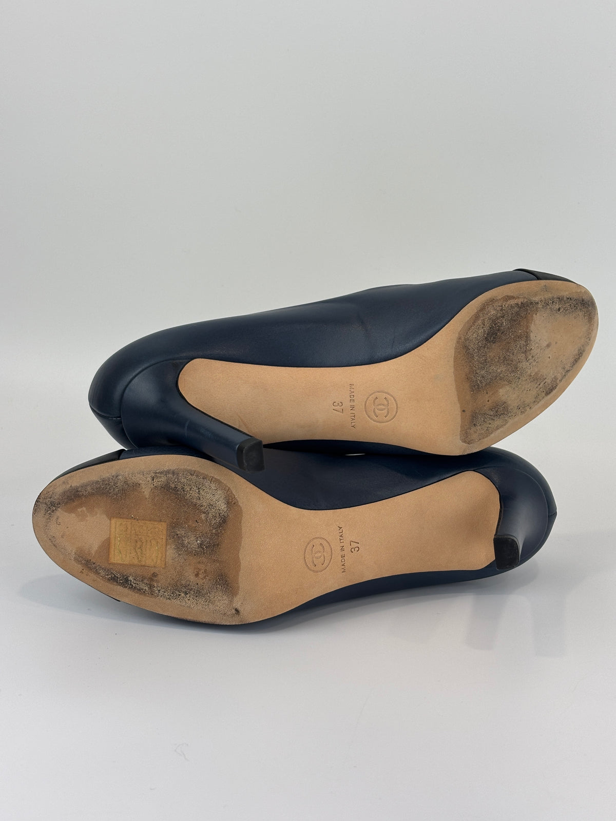 Navy Blue Leather Cap Toe Pumps Size 37.5 - Glampot