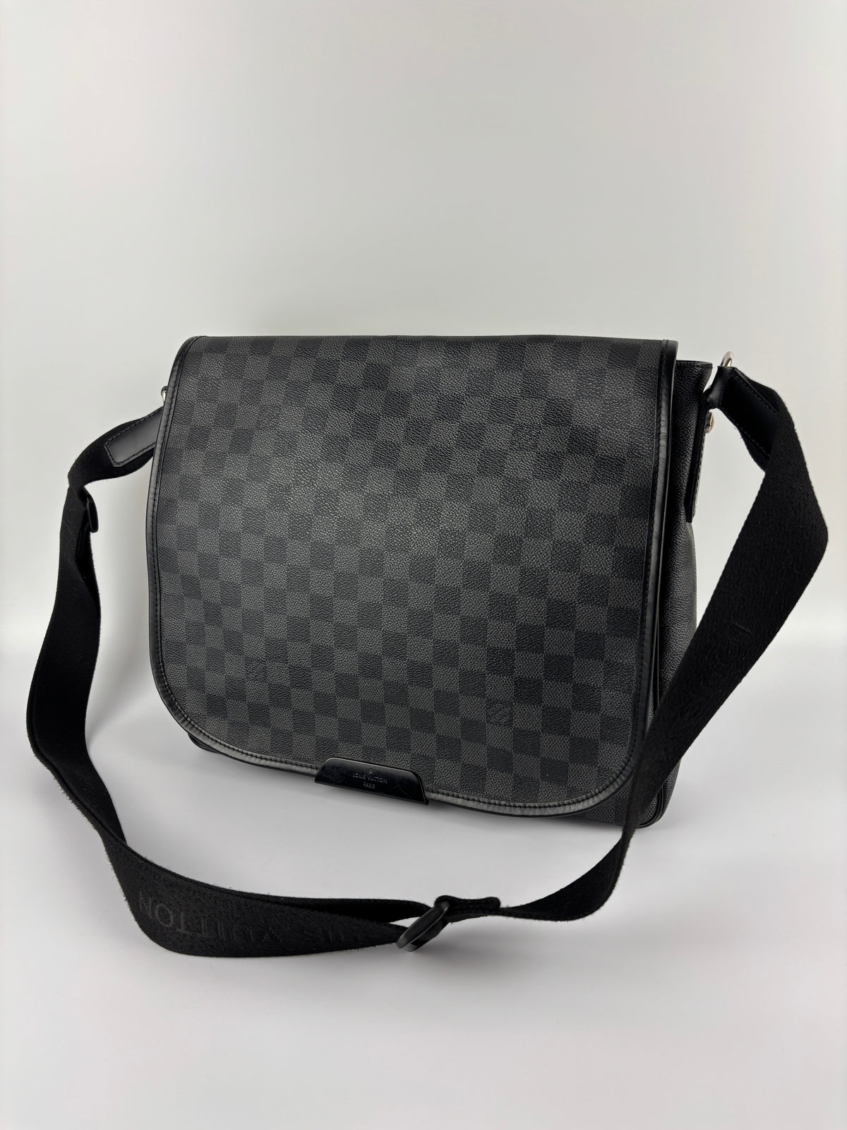 Damier Graphite Daniel Messenger Bag - Glampot