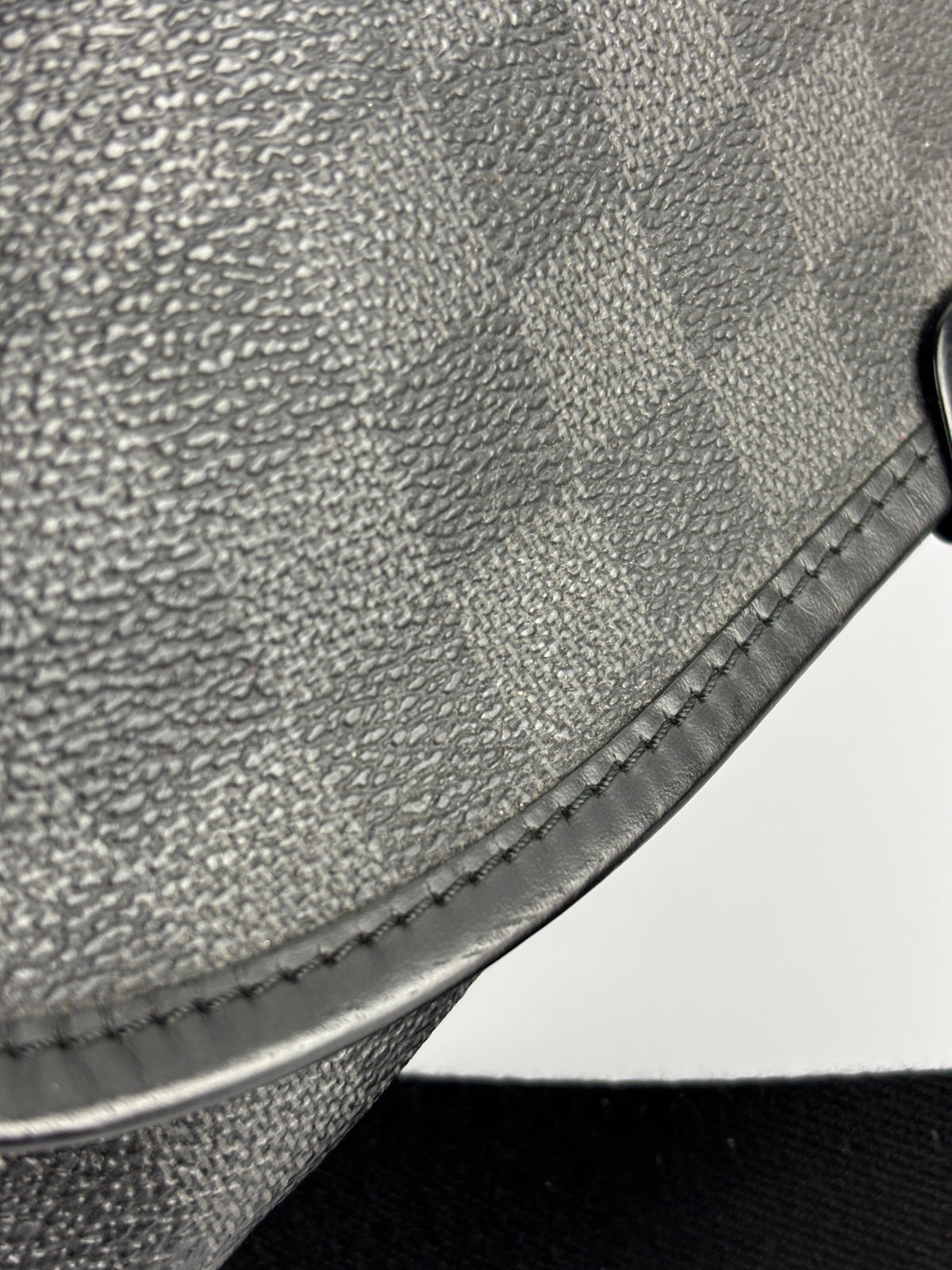 Damier Graphite Daniel Messenger Bag - Glampot