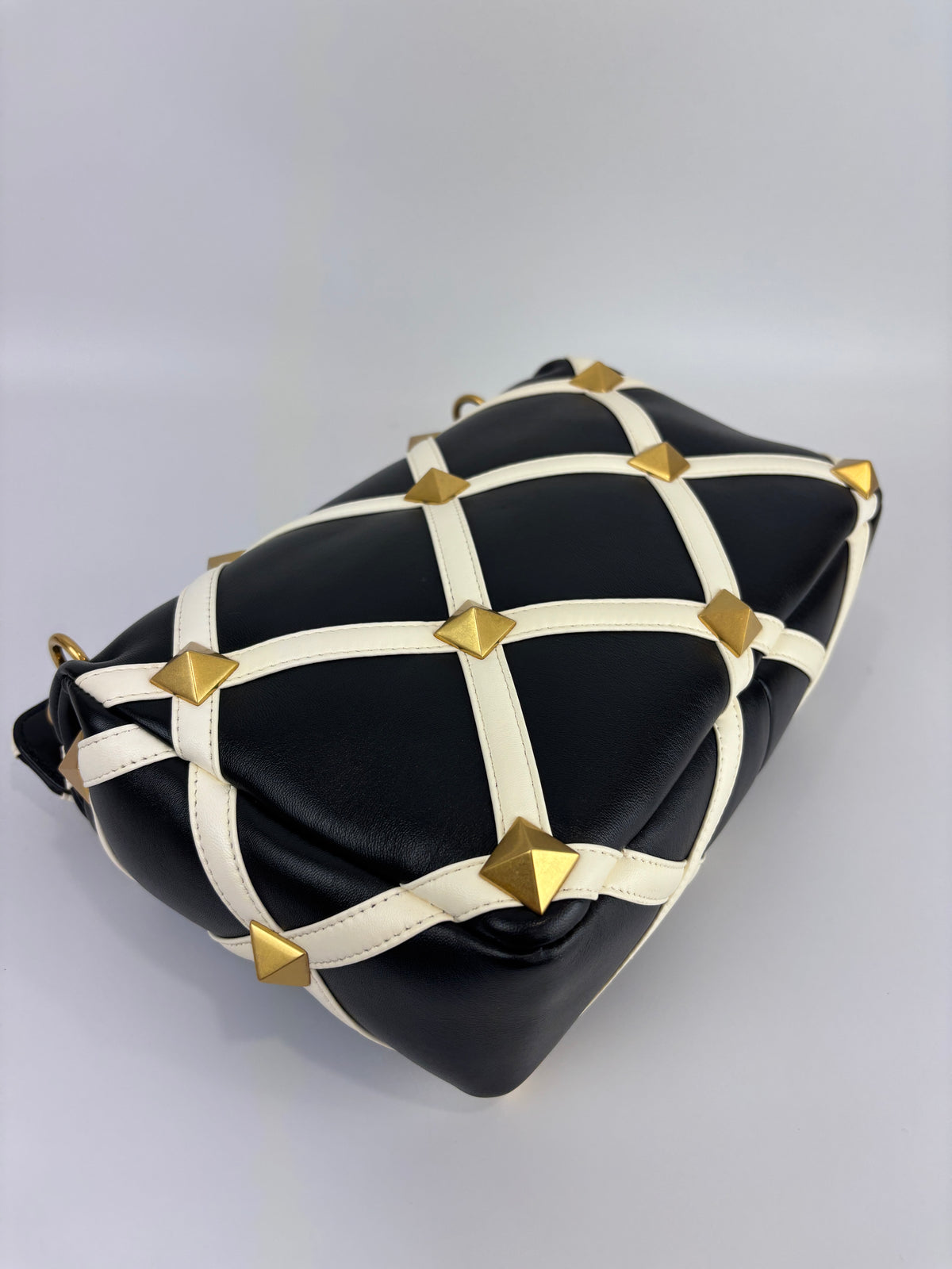 Roman Stud Chain Bag Black / White - Glampot