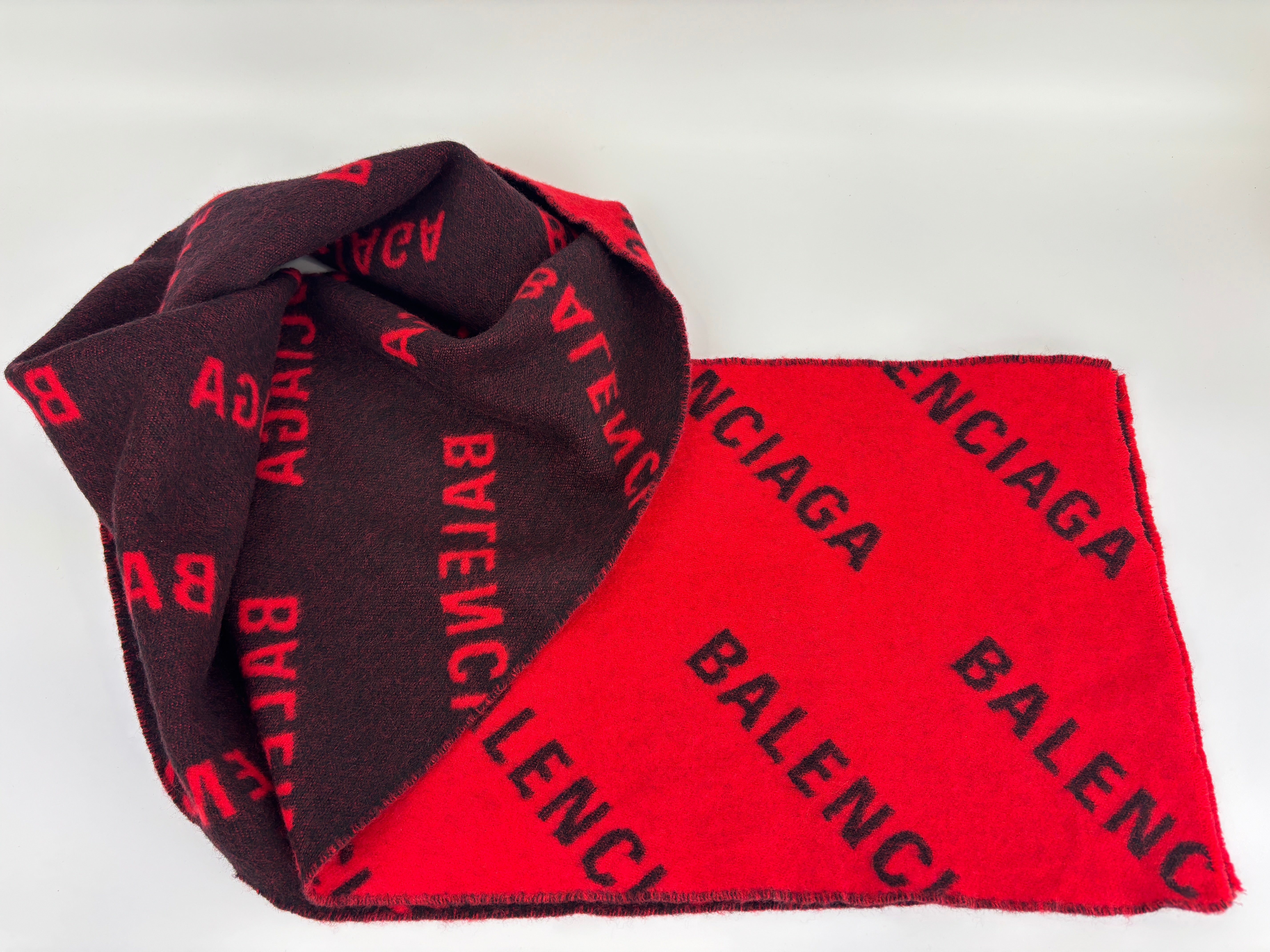 BALENCIAGA フリンジ マフラー 防寒具 レッド系×ブラック系 Balenciaga Red / Black Wool Scarf | Glampot